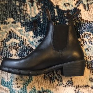 Brand-new Women’s Blundstone Boots (US Size 8.5)